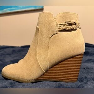 Size 6.5 Never Worn Wedge Bootie